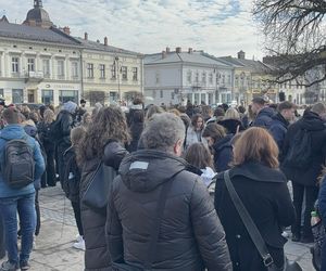 Maturzyści z Nowego Sącza zatańczyli poloneza na Rynku 