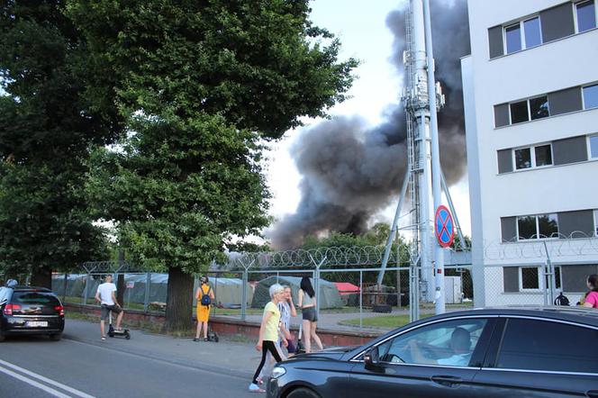 Pożar lokomotywowni w Grudziądzu. Słup dymu widać z daleka [ZDJĘCIA]