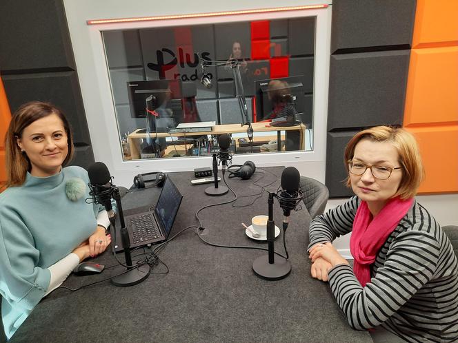 Alicja Górska i jej gość Monika Szumowska-Chrabin w programie W rytmie życia w Radiu Plus Koszalin
