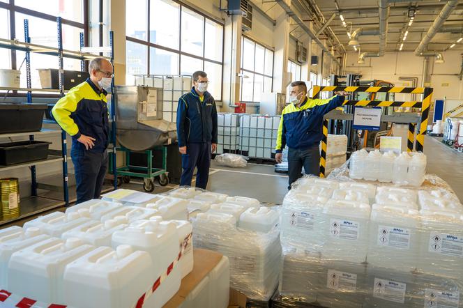 Rozlewanie płynu do dezynfekcji przez olsztyńską firmę Michelin