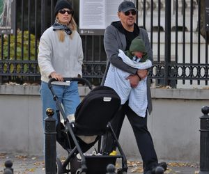 Krzysztof Ibisz z rodziną na spacerze