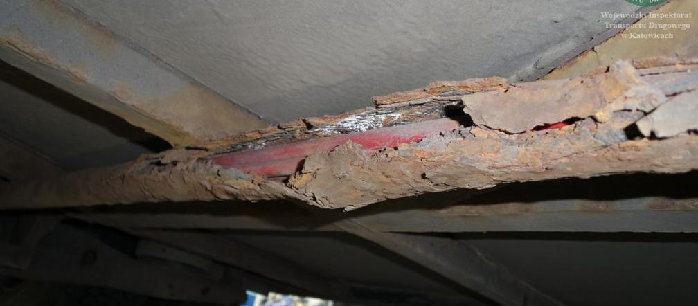 TAKIMI autobusami podróżują dzieci. Rdza, wyciekające paliwo i prowizorka