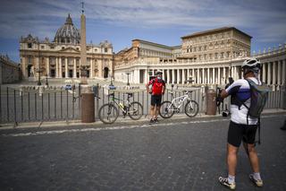 Watykan się otwiera. Wierni odwiedzą grób Jana Pawła II?