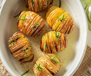 Weź młode ziemniaczki i zapiecz je z tym sosem. Obłędny obiad nie tylko dla wegan 