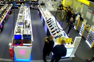 Złodzieje okradli galerię w Toruniu. Rozpoznajesz ich? Powiadom policję!