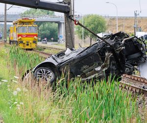 Dramat w Wielkopolsce. Samochód wjechał wprost pod pociąg