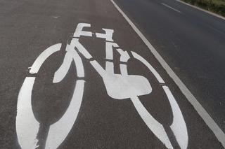 Droga dla rowerów, po której nie da się jeździć!? Kuriozalna sytuacja pod Warszawą