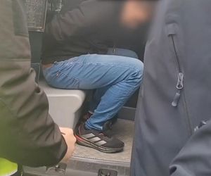 „Surfer z S8” tymczasowo aresztowany. Jechał na dachu, biegał nago po ruchliwej drodze