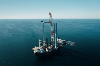 ORLEN instaluje największe w Europie morskie turbiny wiatrowe. Jest już pierwszy polski wiatrak na morzu