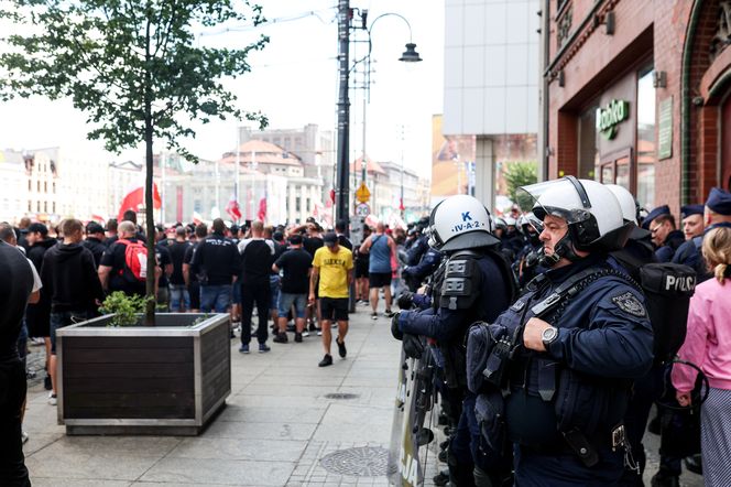 Protest przeciwko imigrantom.Tysiące kibiciów na ulicach Katowic
