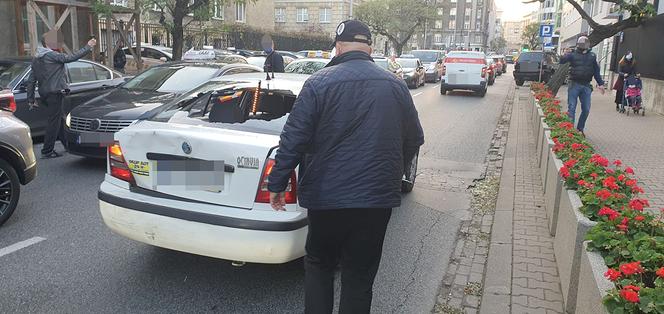 Protest taksówkarzy: Zdemolowany samochód Ubera