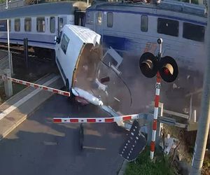 Pociąg rozerwał dostawczego busa na strzępy! Przerażające nagranie z przejazdu kolejowego pod Krakowem