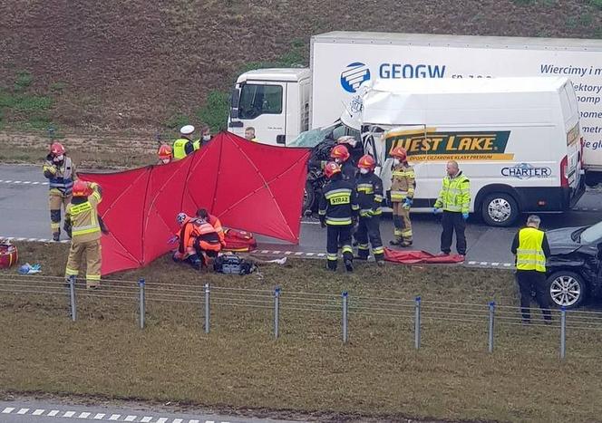 Tragiczny wypadek na autostradzie A1. 22-letni kierowca został ZMIAŻDŻONY przez naczepę busa [ZDJĘCIA]