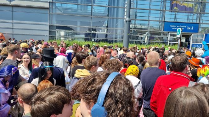 Pyrkon 2025. Tłumy uczestników przed MTP  