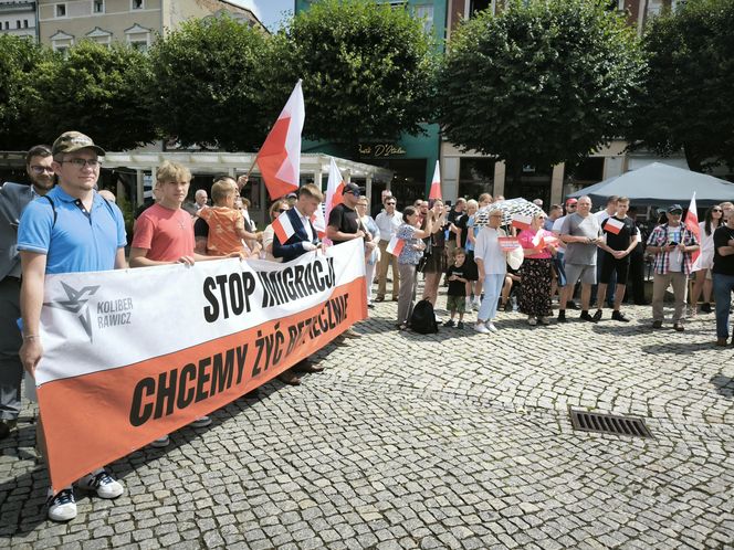 Manifestacja pod hasłem "Sto nielegalnej imigracji" w Lesznie