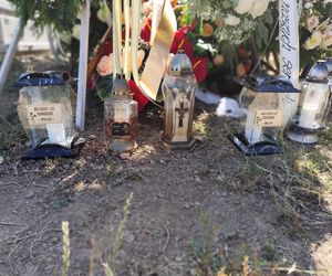 Pogrzeb Justyny i Zbigniewa. Ich groby utonęły w białych kwiatach