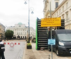 Co się dzieje na Krakowskim Przedmieściu w Warszawie? Rosyjskie napisy na ulicach