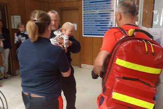 O krok od tragedii! Strażnik miejski i urzędniczka uratowali życie niemowlęciu 