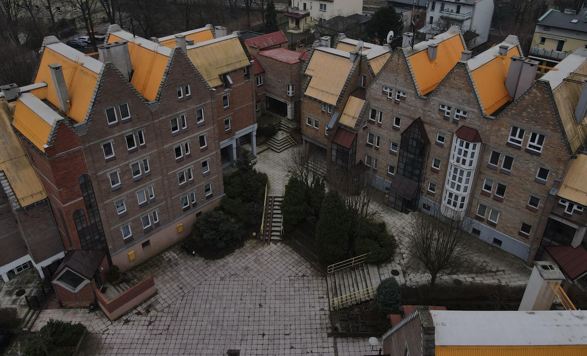 Osiedle Nad Jamną - zdjęcia. Zobacz wyjątkowe osiedle z wielkiej płyty; stoi pod Katowicami