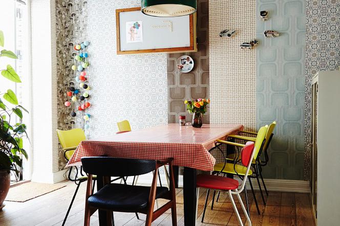 Kolorowe ściany w jadalni: tapety w stylu vintage i wysmakowany eklektyzm