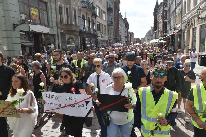 Marsz Milczenia dla Klaudii w Toruniu. „Niech nasza cisza przemówi głośniej niż słowa” [GALERIA]
