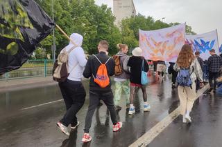 Kortowiada 2022. Parada studentów przeszła ulicami Olsztyna. Tradycyjnie w deszczu! [ZDJĘCIA]