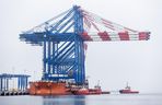 Gdańsk. Do nabrzeża Terminalu T3 na terenie Baltic Hub przybił statek Zhen Hua 32, na pokładzie którego do portu przypłynęły trzy ogromne suwnice przeznaczone do obsługi kontenerowców przy terminalu T3