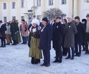 Studniówka miejska w Białymstoku. Prezydent wraz z maturzystami zatańczyli poloneza