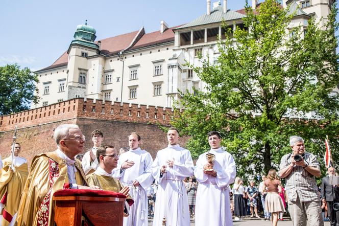 Procesja Bożego Ciała w Krakowie. Tłumy na ulicach miasta 