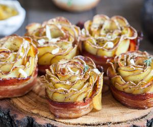 Chrupiące róże z ziemniaków i boczku: przepis na niecodzienną przekąskę