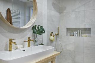 Łazienka ze złotymi akcesoriami i dodatkami – sposób na surowość 
