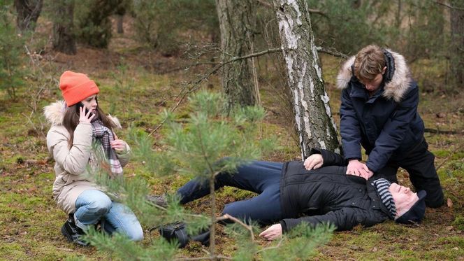 M jak miłość odc. 1857. Kacper (Bartosz Ziewiec), Jan Mokrzycki (Wojciech Duryasz), Basia (Karina Woźniak)