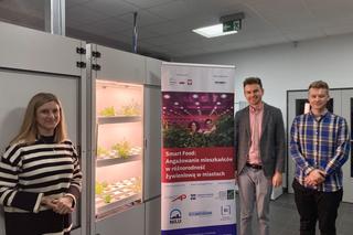 Prototyp kabiny SmartFood wraz z twórcami