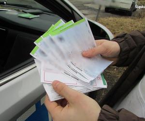 Śląskie: Policjanci zatrzymali McGyvera wśród kierowców. Auto trzymało się dosłownie na taśmach 