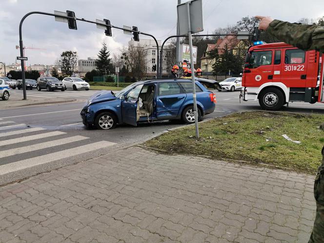 Wypadek na Placu Poznańskim. Jedna osoba trafiła do szpitala