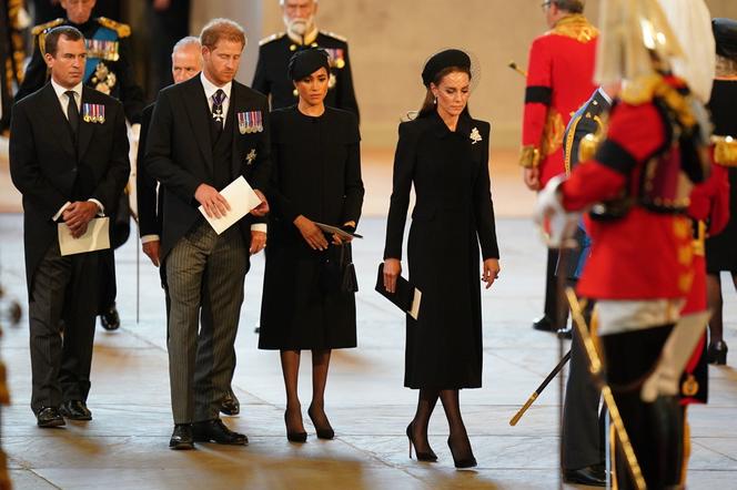 Jak rodzina królewska ubierze się na pogrzeb Elżbiety II?