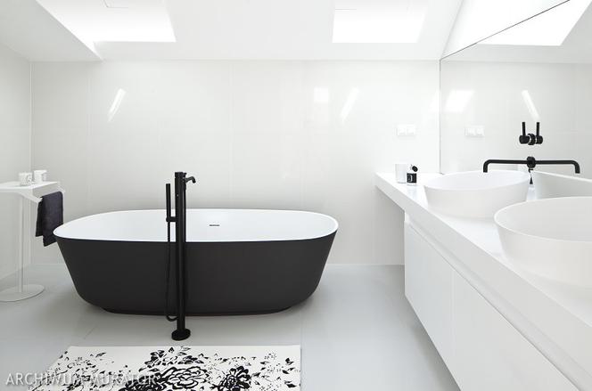 Biała łazienka z czarną wanną