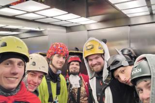 Alpiniści dla WOŚP w Krakowie. Superbohaterowie pojawili się w oknach małych pacjentów