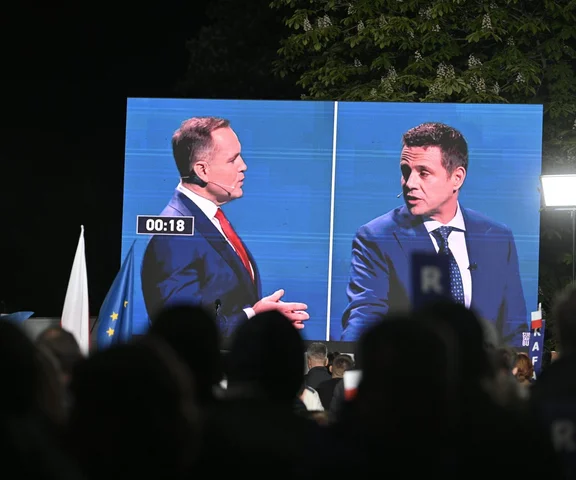 Biała koperta od Trzaskowskiego. Co skrywa tajemniczy podarunek?