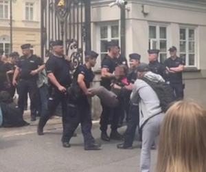 Rektor UW wezwał policję. Mundurowi wynieśli protestujących studentów