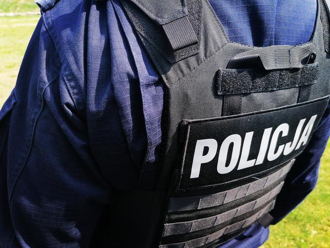 Horror na imprezie w Suwałkach. Kobieta rzuciła z nożyczkami na znajomego, ten leżał później we własnej krwi