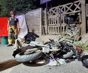 Motocyklista huknął w ogrodzenie i zginął! Tragiczny wypadek w Chełmży [ZDJĘCIA]