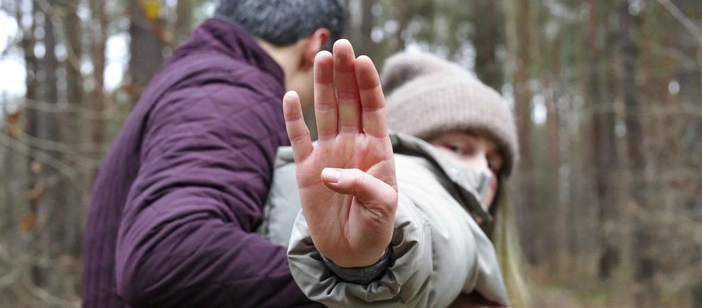 Barwy szczęścia, odcinek 2818: Jeden gest uratuje Kamę przed Stawickim! Międzynarodowy znak pomoże jej wyrwać się z rąk psychola Zbyszka - ZDJĘCIA