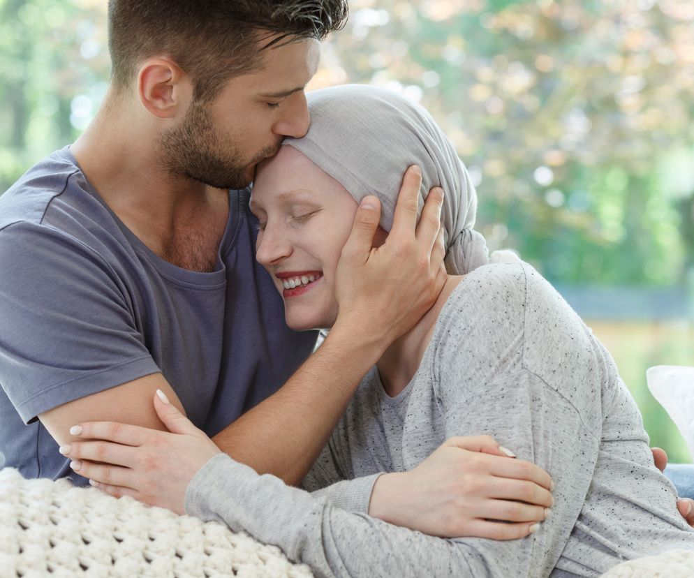 mężczyzna całuje chorą przewlekle kobietę