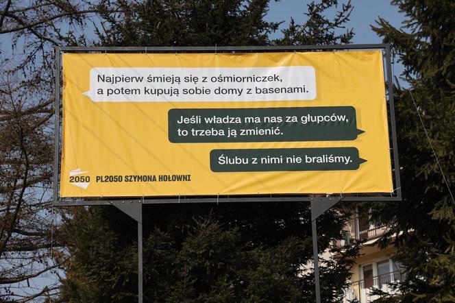 Billboardy Hołowni zalewają Polskę! Są bezlitośne wobec obecnej władzy. Zagłosowałbyś? 