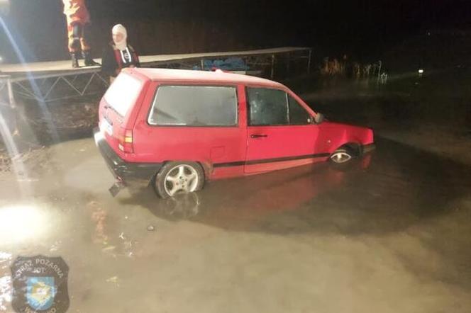 Samochód znaleziony w zbiorniku wodnym koło Gniezna. Nikogo nie było w środku. Zaskakująca prawda