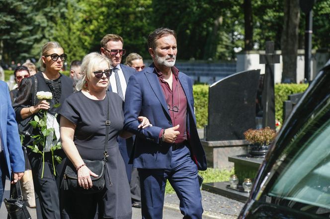 Żałobnicy brawami na kolanach oddali hołd Joannie Kołaczkowskiej. Niezwykły moment wywołał morze łez