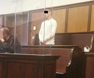 Zabójca babci przed sądem: Mam do siebie żal. Prokurator o masakrze w Pruszkowie: Rzadko spotyka się taki obraz sekcji