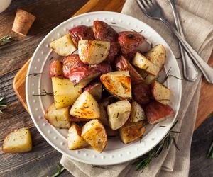 Czerwone ziemniaki opiekane z oliwą i ziołami