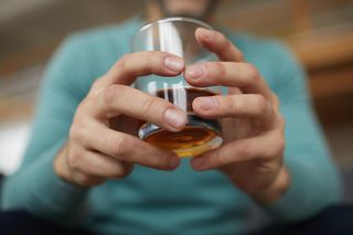 Nowa pomoc dla uzależnionych od alkoholu. Zmiany obejmą też bliskich 